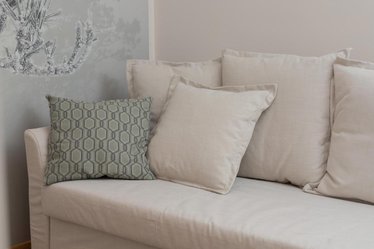 Lejlighed Bright & Stylish With Balcony 1,5 Km To Main By Renters *